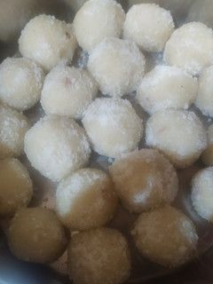 कोकोनट मावा लड्डु (coconut mawa ladoo recipe in Hindi) रेसिपी मुख्य फोटो
