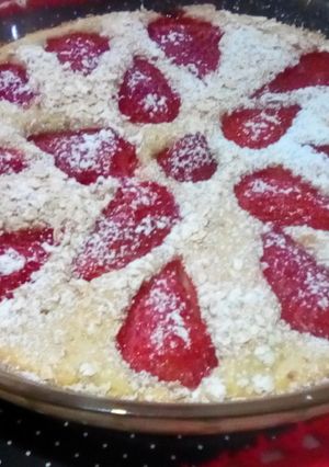 Una foto de Pastel de frutillas fácil - frutillas en flor 🍰🌸