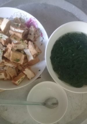 Hình của món Đậu hũ kho và canh rau ngót.