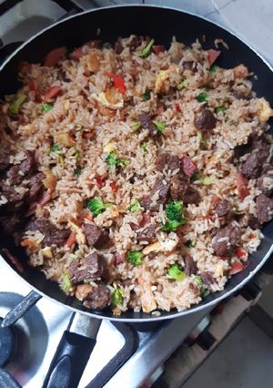 Una foto de Arroz con brócoli estilo chaufa