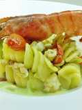 Fusilloni con gamberi, calamari e crema di cavolfiore romanesco