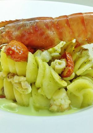 Foto di Fusilloni con gamberi, calamari e crema di cavolfiore romanesco