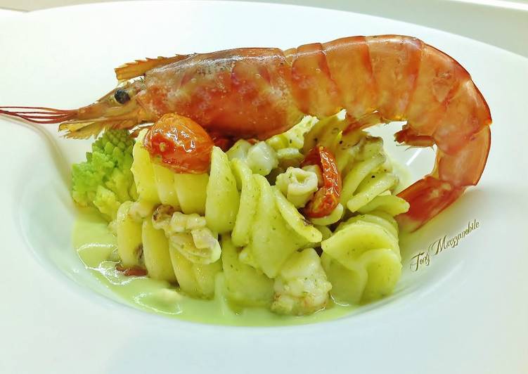 Fusilloni con gamberi, calamari e crema di cavolfiore romanesco