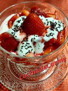 Una foto de Fresas con granadina y queso batido
