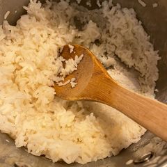 A picture of To wash rice￼.