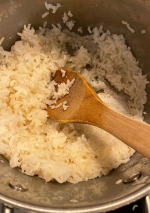 A picture of To wash rice￼.