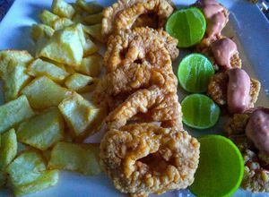Una foto de Anillos de calamar y gambas-camarones-a la romana...!