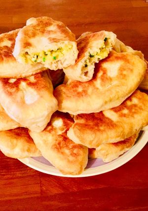 Фото Дрожжевые пирожки с рисом и яйцом.