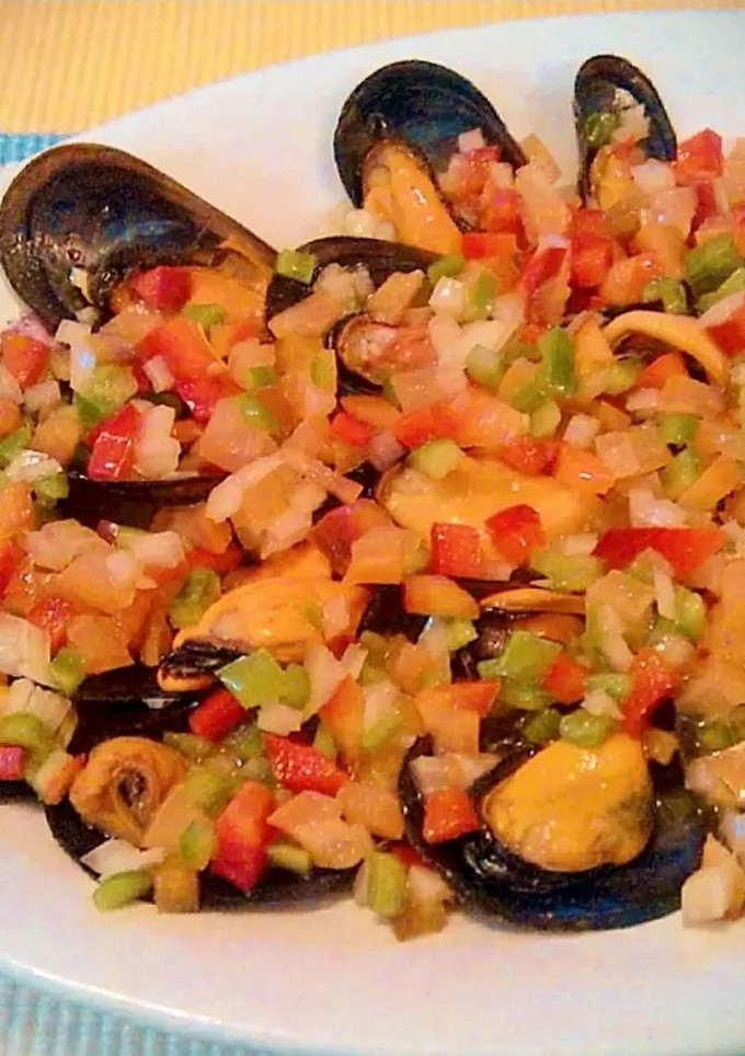 Una foto de Mejillones con salpicón de vinagreta