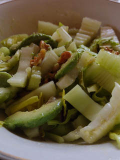 Una foto de Ensalada de apio, palta y nuez