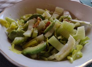 Una foto de Ensalada de apio, palta y nuez