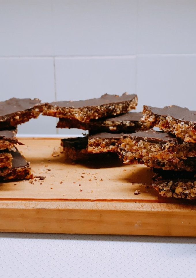Una foto de Barritas de avena, frutos secos y chocolate 🌰🍫