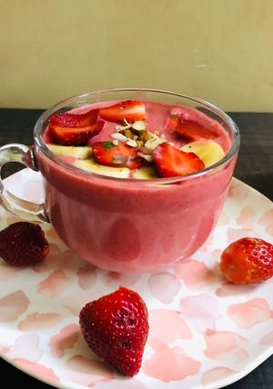 A picture of Strawberry banana smoothie bowl.