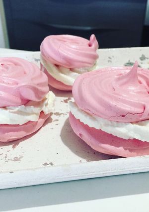 Une photo de Meringue rose chantilly