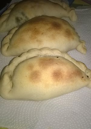 Una foto de Empanadas de acelga con masa casera😋
