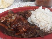 Una foto de carnes de res al vapor