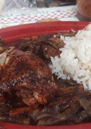 Una foto de Mixotes de pollo en hoja de plátano