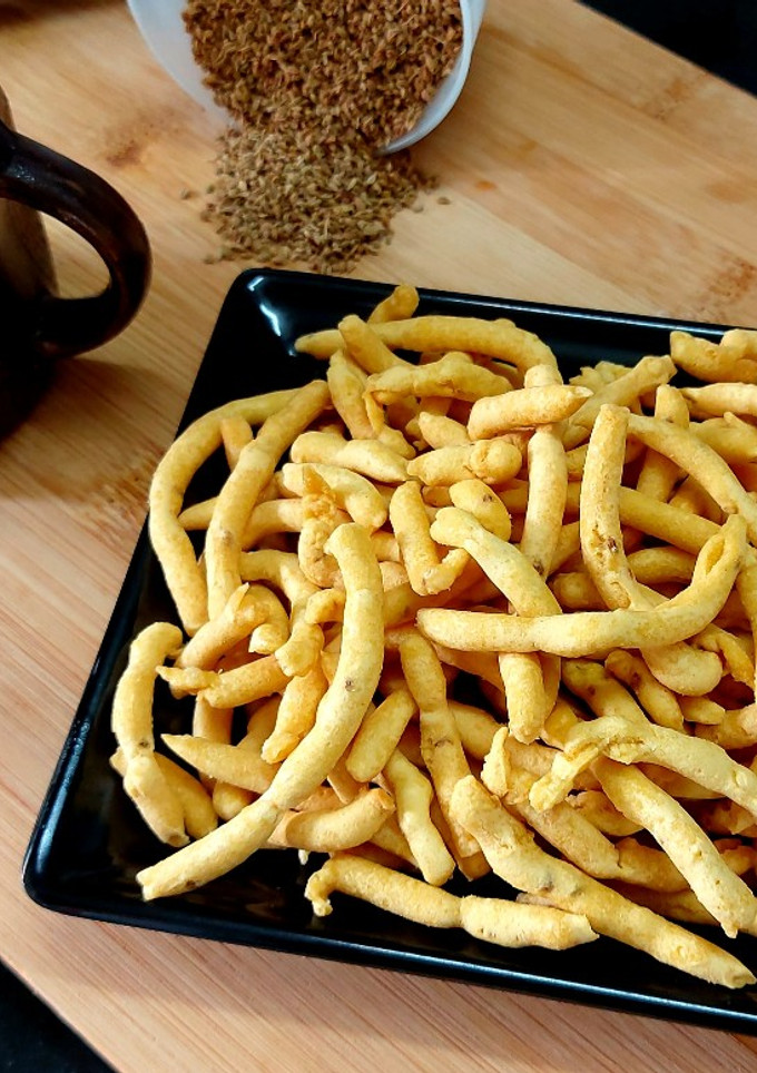 ગાંઠીયા (જારાથી પાડેલા)(Ganthiya Recipe In Gujarati) રેસીપી મુખ્ય ફોટો