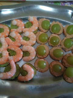 Una foto de Canapés de gamba con guacamole, de uva con foie gras