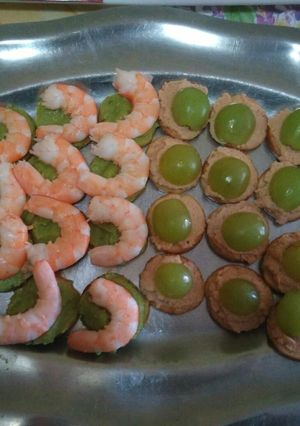 Una foto de Canapés de gamba con guacamole, de uva con foie gras