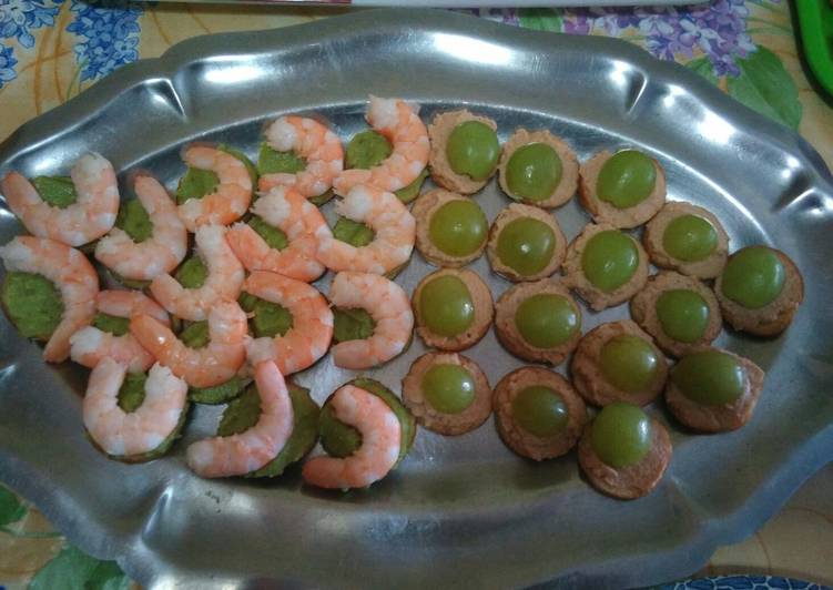 Canapés de gamba con guacamole, de uva con foie gras