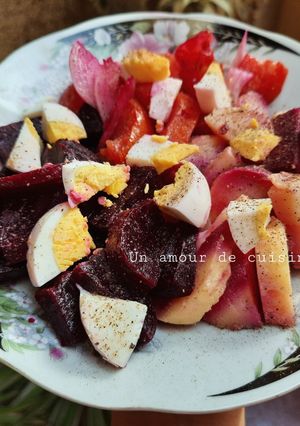 Une photo de Salade de pomme de terre betterave, tomate et œufs durs 🥗