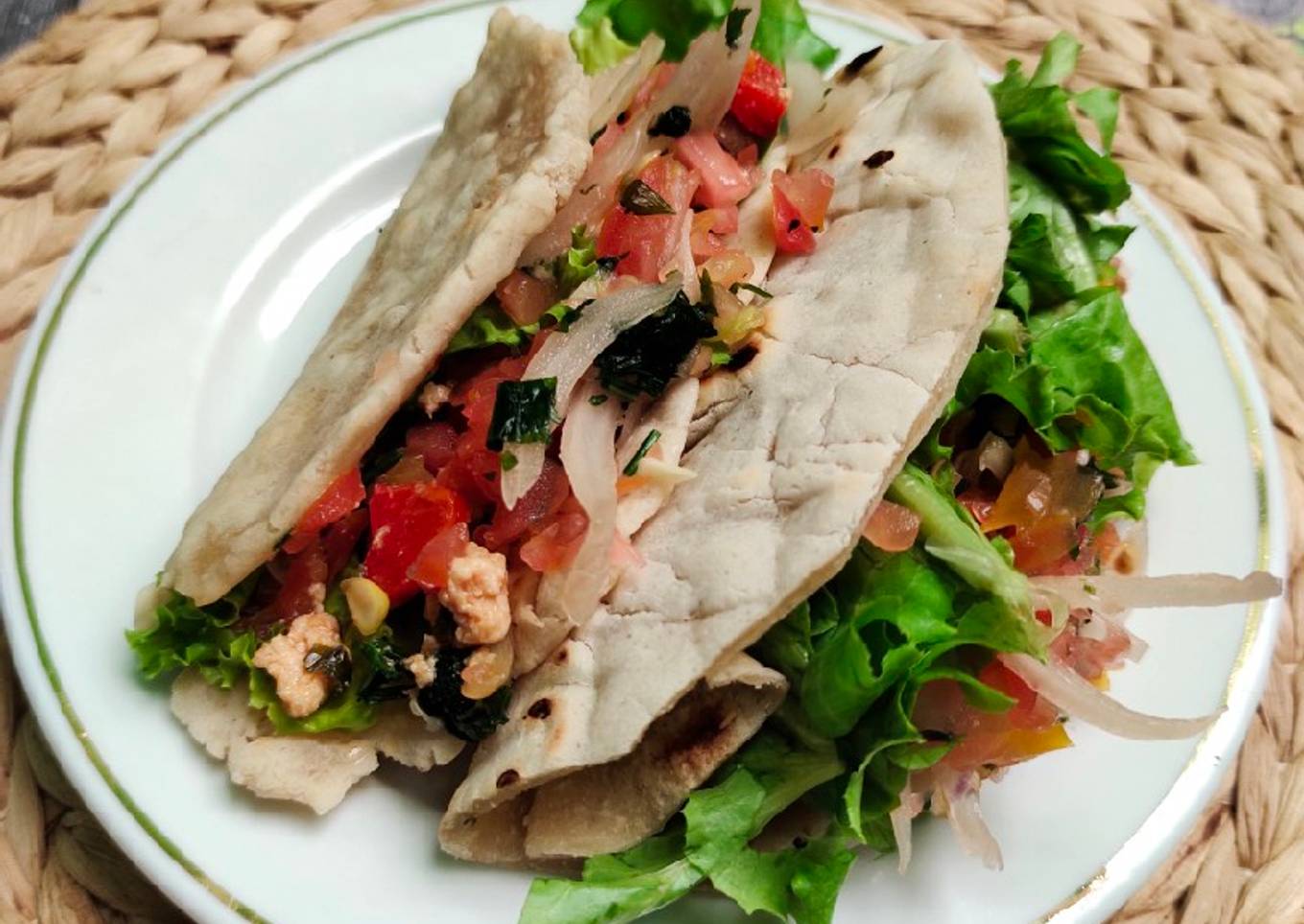 Taco gluten free isi ayam sambal salsa