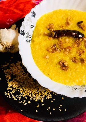 બર્ન્ટ ગાર્લિક ફાડા ખીચડી (Burnt garlic fada khichdi recepie in gujarati) રેસીપી મુખ્ય ફોટો