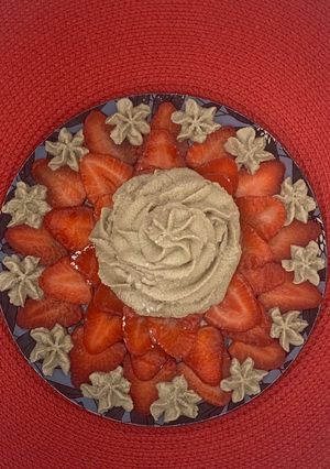 Une photo de Carpaccio de fraises et sa chantilly au thé matcha