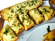 Una foto de pan con ajo