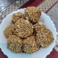 A picture of तिल लड्डू.