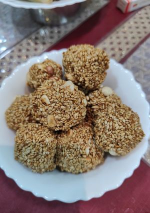 A picture of तिल लड्डू.