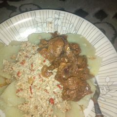Miyar kwai,boiled yam and meat source A picture of Miyar kwai,boiled yam and meat source.