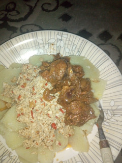 A picture of Miyar kwai,boiled yam and meat source.