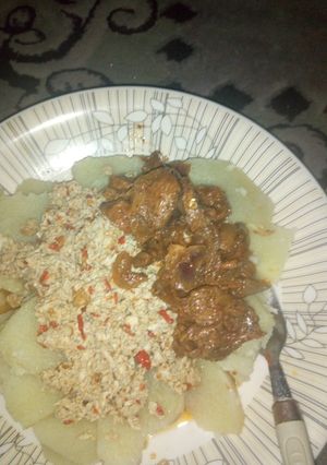 A picture of Miyar kwai,boiled yam and meat source.