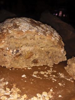 Una foto de Pan de avena con nueces y pasas
