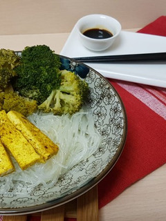 Una foto de Fideos de arroz con tofu a la cúrcuma
