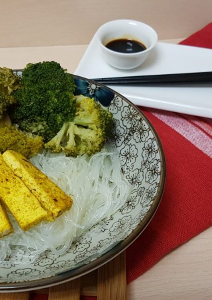 Una foto de Fideos de arroz con tofu a la cúrcuma