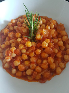 Una foto de Garbanzos con chorizo y tomate al romero