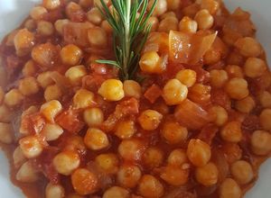 Foto principal de Garbanzos con chorizo y tomate al romero