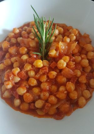 Una foto de Garbanzos con chorizo y tomate al romero