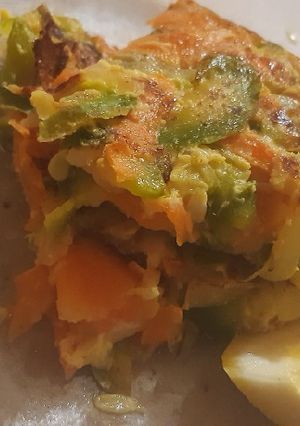 Una foto de Tortilla de zapallitos verdes, cebolla y zanahoria