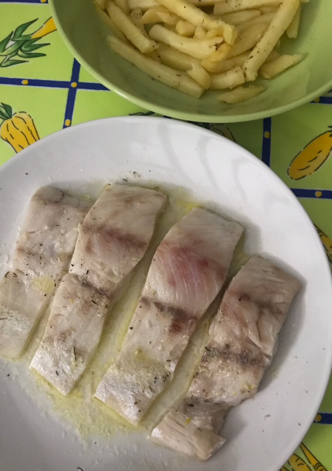Una foto de Perca con ajo y patatas al microondas