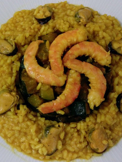 Una foto de Arroz con marisco y salteado de calabacín