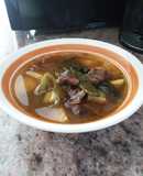 Caldo de papas con rajas y carne asada