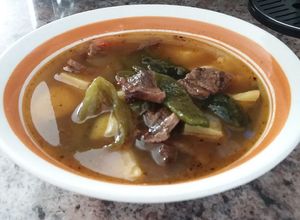 Una foto de Caldo de papas con rajas y carne asada