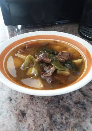 Una foto de Caldo de papas con rajas y carne asada