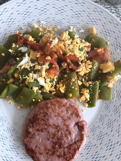 Una foto de Judías verdes salteadas con bacon y huevo