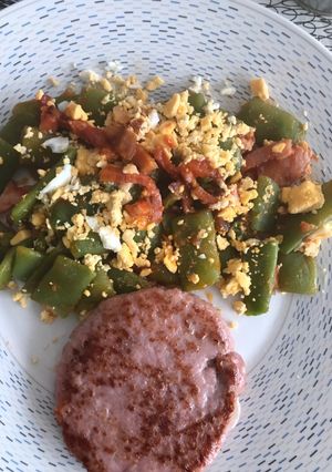 Una foto de Judías verdes salteadas con bacon y huevo