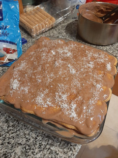 Una foto de Postre de Vainillas con chocolate, crema y frutas